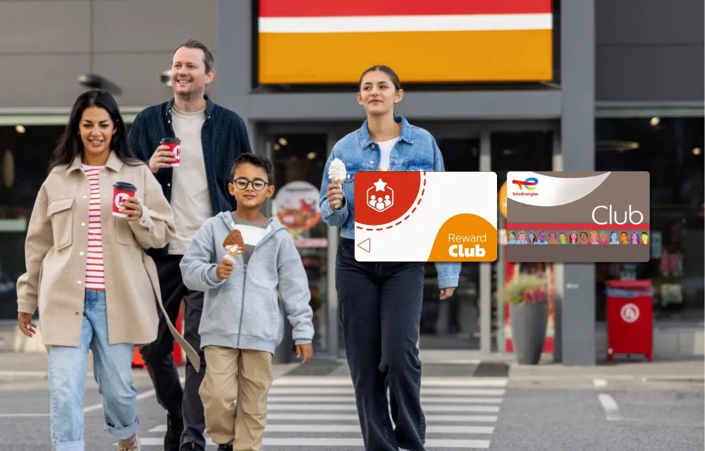 Famille qui sort du magasin