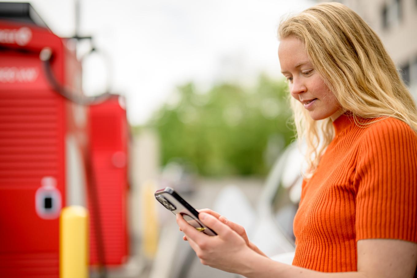 Femme regardant son téléphone